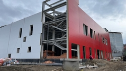 Коммуникации подводят к строящемуся школьному бассейну в Кисловодске 