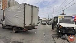 В столкновении грузовика и маршрутки в Ставрополе пострадали два человека
