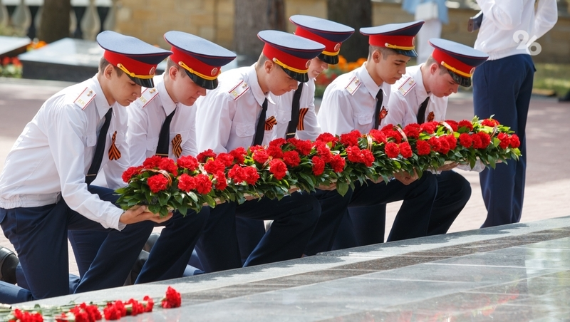 «Поблагодарить за мирное небо над головой»: ставропольчане возложили цветы к Вечному огню в День памяти и скорби