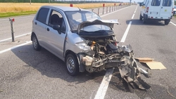 Начинающий водитель протаранил ограждение на трассе в Советском округе