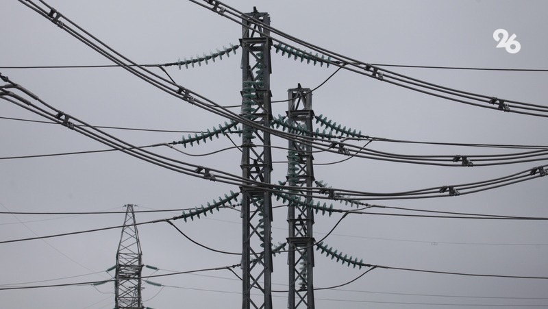 Провода, светофор и фонарь повалил ураганный ветер в Ставрополе 