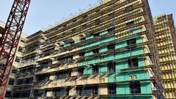 Фасад и крышу начали монтировать в новом корпусе онкодиспансера Ставрополя 