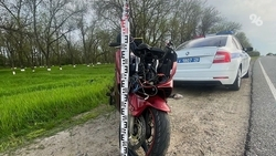 В Грачёвском округе бесправник на мотоцикле устроил аварию с двумя пострадавшими