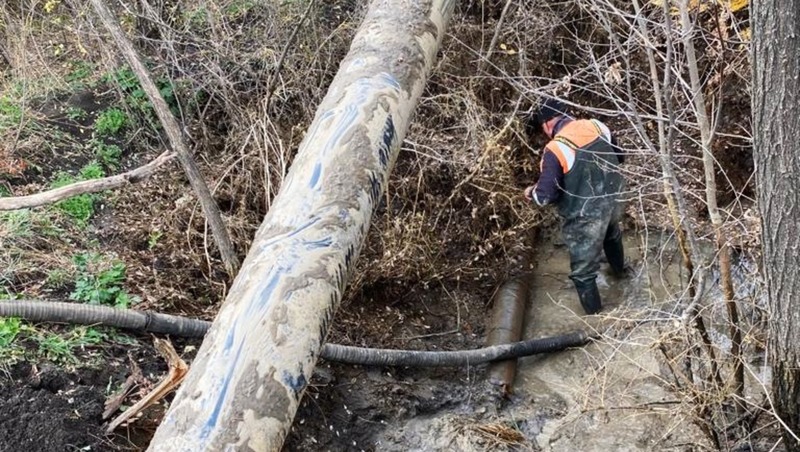 Шесть каскадных аварий на водопроводе устранили в Александровском округе