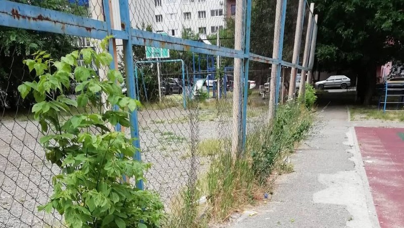 Жители Ставрополя пожаловались на замусоренную детскую площадку