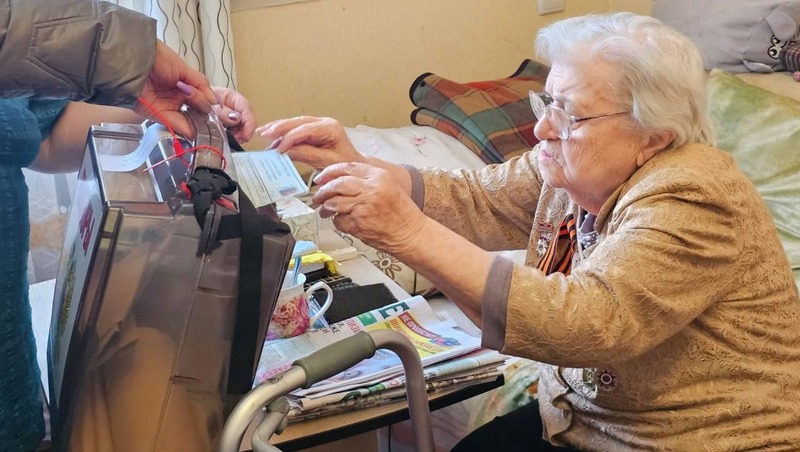 В Пятигорске 101-летняя труженица тыла проголосовала на выборах президента