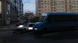 Один человек пострадал в столкновении легковушки и микроавтобуса в Ставрополе