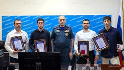 Дагестанец получил награду от МЧС России за спасение пассажира тонущего автобуса