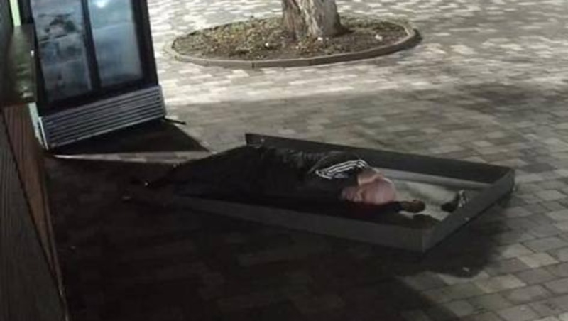 Турист в Железноводске решил поспать под открытым небом в крышке из-под холодильника