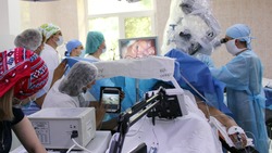 Очередную операцию на мозге пациента в сознании провели в Ставрополе