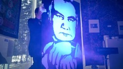 Художник на биеннале в Нальчике за пять минут создал портрет первого главы КБР 
