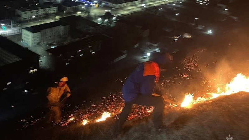 Склон горы загорелся возле Тырныауза в КБР