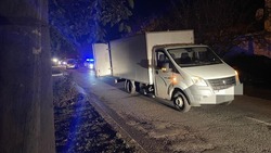 Мужчину насмерть раздавило стеклопакетами в кузове грузовика в Будённовске
