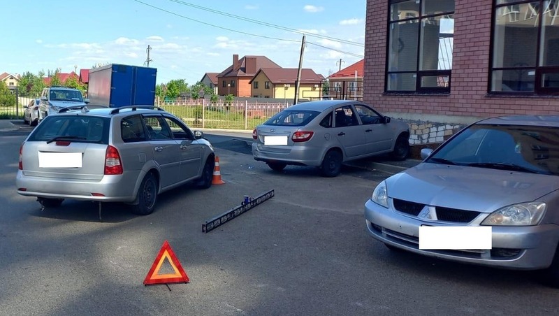 В Ставрополе пьяный водитель въехал в припаркованный автомобиль — пострадал пешеход