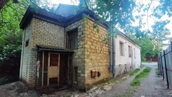 Власти Ставрополя решили снести аварийный дом между двумя новостройками 