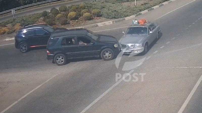 Два человека пострадали при столкновении «Волги» с Mercedes в Пятигорске