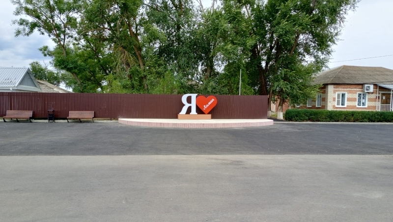 Центральную площадь благоустроили в селе Ипатовского округа