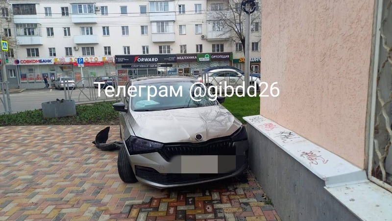 Водитель иномарки въехал в стену дома на центральной улице в Ставрополе