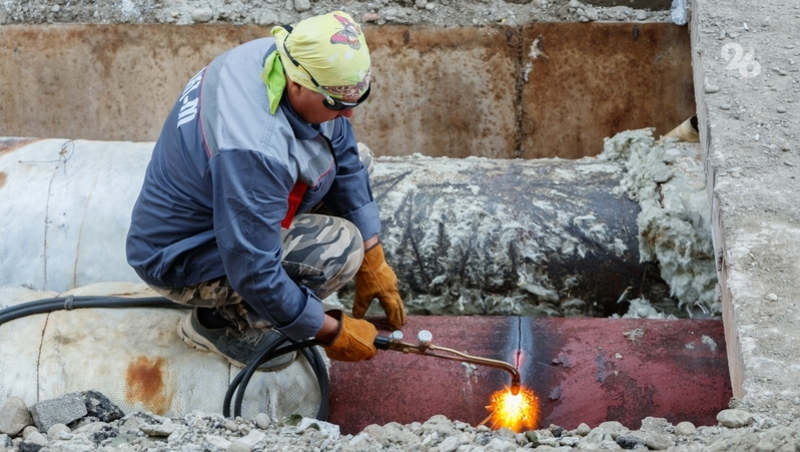 Рабочим осталось вернуть тепло в один дом в Ессентуках после аварии на теплосети