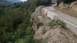 Пострадавшую от оползней дорогу начали ремонтировать в посёлке Кисловодска 