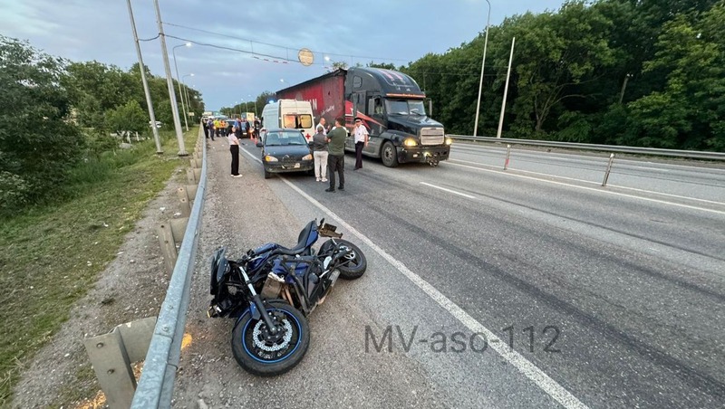 Мотоциклист погиб в аварии с фурой и легковушкой на ставропольской трассе