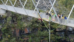 Рекордный прыжок с высоты 200 метров совершил 93-летний пенсионер в сочинском Скайпарке