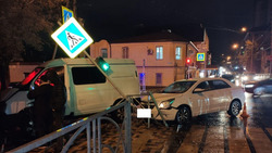 В Ставрополе иномарка столкнулась с грузовиком и повредила светофор