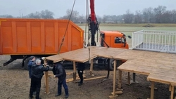 На городском озере в Георгиевске устанавливают купель для крещенских купаний