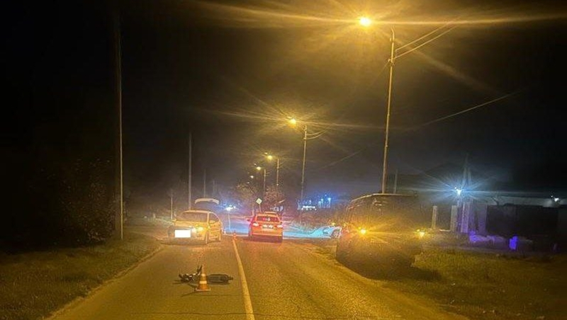 В Георгиевске самокатчик врезался в «Ладу-Гранту»