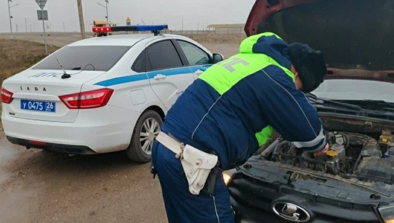 Автоинспекторы завели автомобиль ставропольчанки, заглохший на трассе