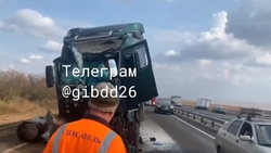 Фура и зерновоз столкнулись на трассе под Курсавкой