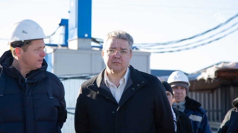 Бригадир на стройке. Генеральный подряд строительство. Строительный подрядчик. Строительная организация. Строитель с проектом.