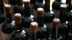 Более трёх миллионов рублей заработал ставрополец на продаже контрафактного вина