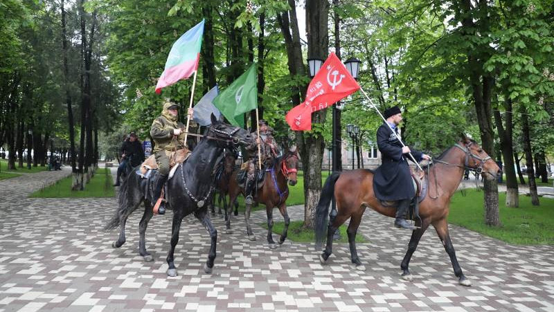 Конный отряд казаков Пятигорска и КЧР прошёл по местам боевой славы