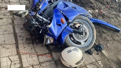 Мотоцикл на летней резине врезался в легковушку в Минводах  