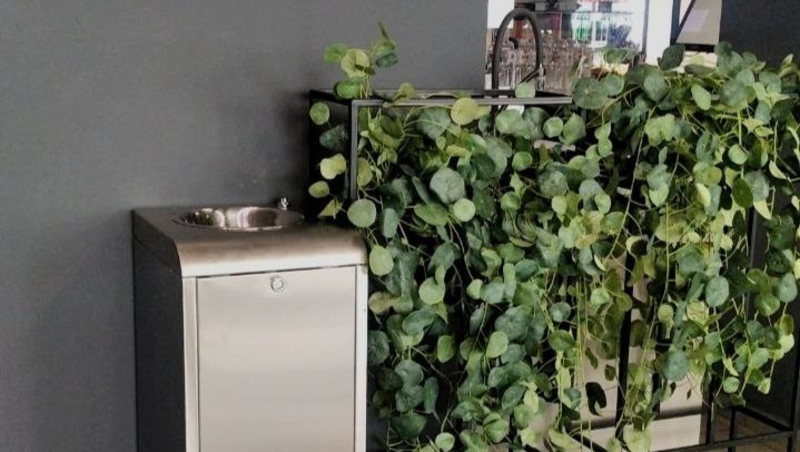 Питьевой фонтанчик с тройной фильтрацией воды установили в аэропорту Ставрополя