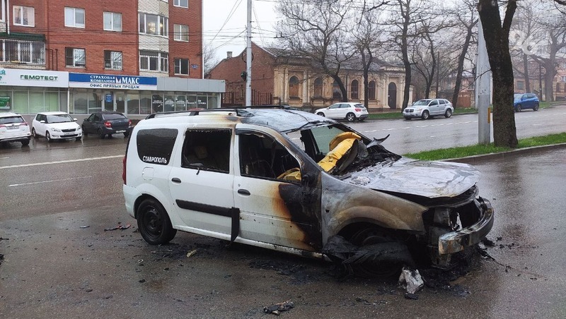 Легковой автомобиль сгорел на улице Мира в Ставрополе