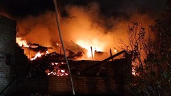 Пожар в двухэтажном доме в Минводах до сих пор не потушен