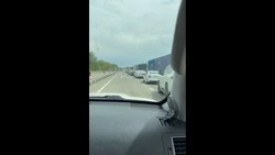 На трассе около Невинномысска образовалась пробка из-за ремонта дороги