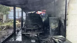 Пламя с загоревшегося авто перекинулось на жилой дом в Невинномысске