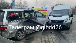 Два человека получили тяжёлые травмы при столкновении минивэна и маршрутки в Невинномысске