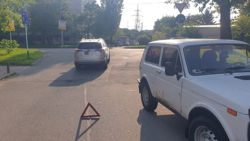 Школьник на электросамокате получил ушибы, попав под колёса Toyota в Ставрополе