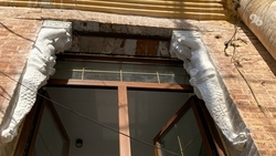 Скульптуры русалок восстановили на старинном здании в Пятигорске