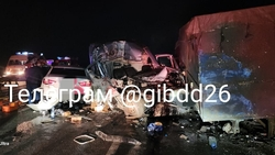 Пробка образовалась на федеральной трассе после столкновения трёх автомобилей на Ставрополье