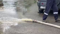 Коммунальщики откачали воду с затопленной улицы Пригородной в Ставрополе
