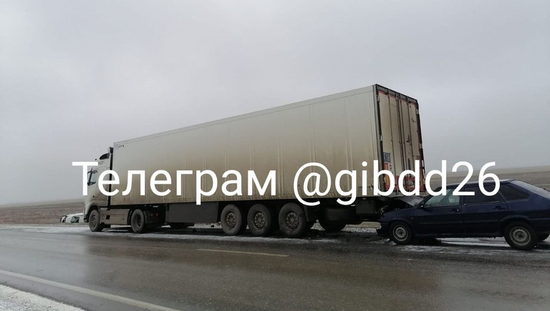 Легковушка врезалась в грузовик, водитель которого хотел помочь пострадавшим в ДТП на Ставрополье