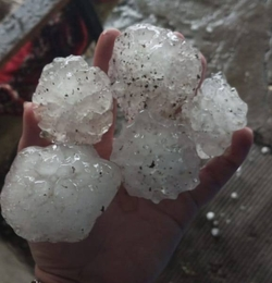 Крупный град повредил дома в станице Карачаево-Черкесской Республики