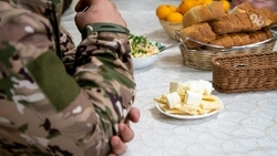 Холодец с оливье и тёплые носки: посетителей «Солдатского привала» в Кочубеевском округе поздравляют с наступающим Новым годом