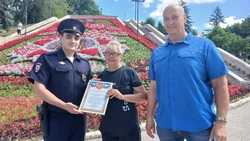 В Пятигорске наградили женщину, вернувшую владельцу потерянный телефон