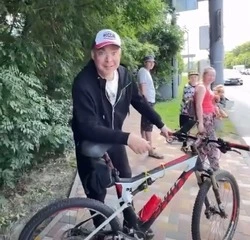 Губернатор Ставрополья с велосипедом на городской улице попал на видео 